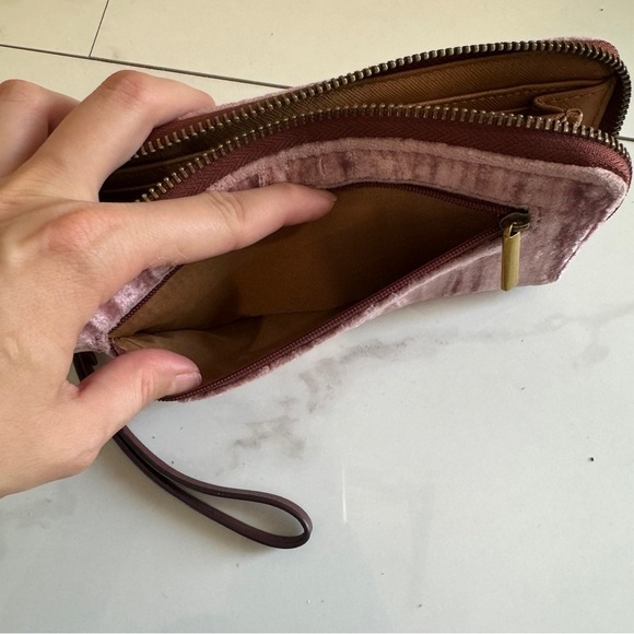 Fossil Zip Around Jori Wristlet Pink Velvet Pearl - Picture 3 of 5